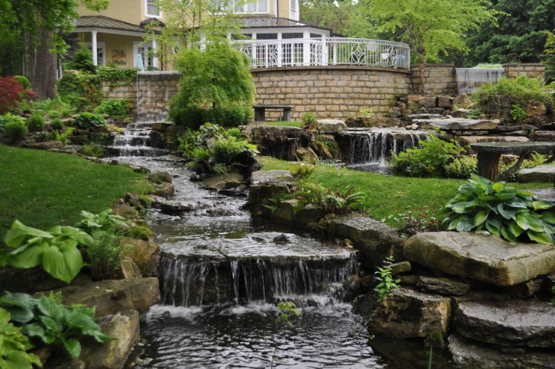 paysagiste-VENCE-min_landscaping-rock-louisville-ky-traditional-landscape-and-boulders-brick-wall-bushes-grass-koi-law